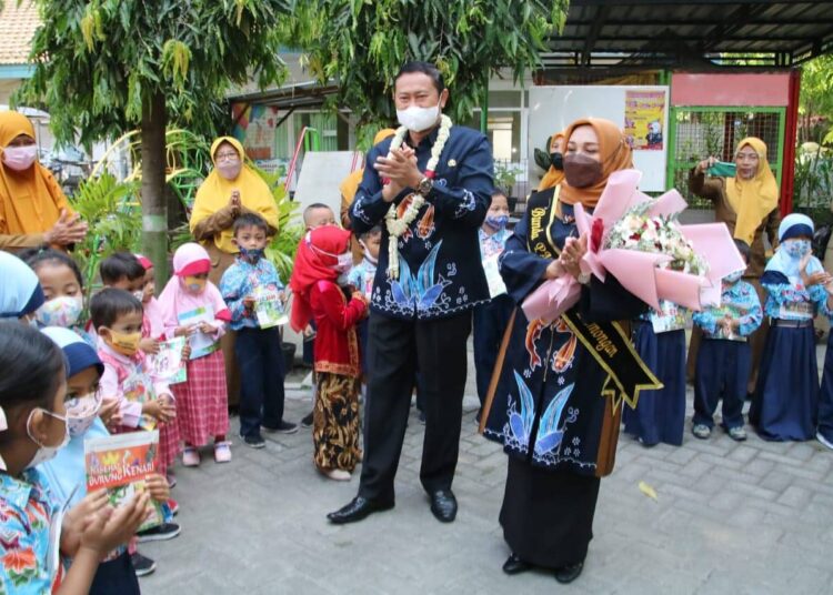 Sambut Bulan Bahasa, Pak Yes Mendongeng Cerita Berkearifan Lokal