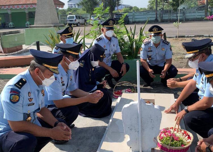 Peringati Hari Dharma Karyadhika, Kalapas Lamongan Ajak Tabur Bunga di Taman Makam Pahlawan