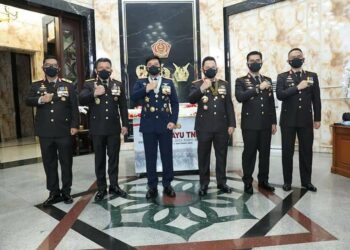 HUT Ke-76 TNI, Panglima TNI Terima Kejutan dari Kapolri