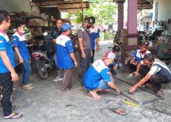 Merakit Mesin Pembuat Ratusan Es Batu Hitungan Menit, APITU DPC Karesidenan Kediri dan Industri Kreatif FKBN Kediri Raya