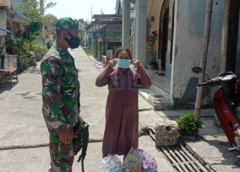 Cegah Penyebaran Covid-19, Babinsa Koramil 0812/26 Pucuk Bagikan Masker pada warga