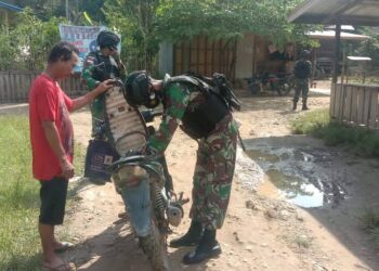 Cegah Barang Illegal Masuk anggota Satgas Yonif 144/Jy Sweeping di Perbatasan