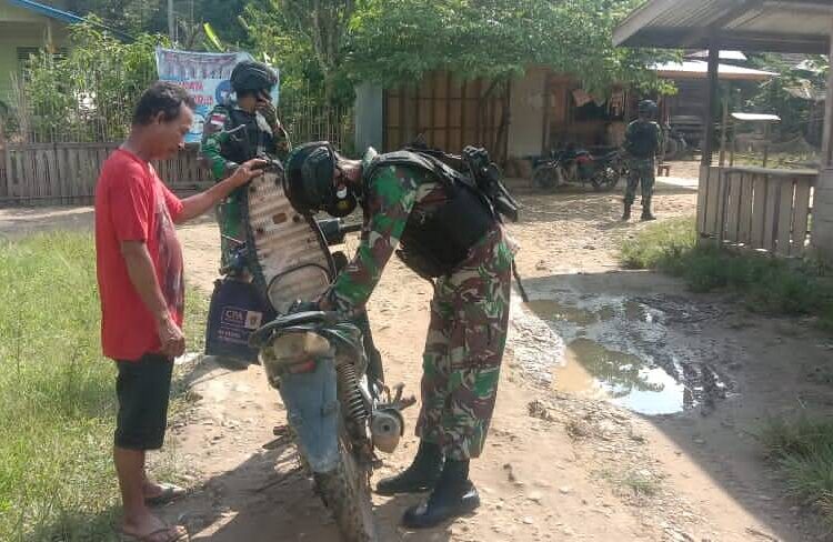 Cegah Barang Illegal Masuk anggota Satgas Yonif 144/Jy Sweeping di Perbatasan