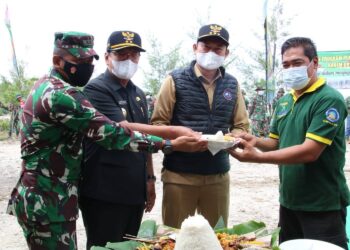 Bupati Yes, Tanam 12.000 Pohon Mangrove di Pesisir Pantai Lamongan