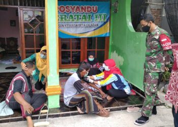 Babinsa Koramil 0812/02 Deket Bersama Tiga Pilar gelar monitoring Vaksin Door to door