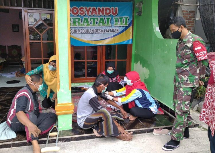 Babinsa Koramil 0812/02 Deket Bersama Tiga Pilar gelar monitoring Vaksin Door to door