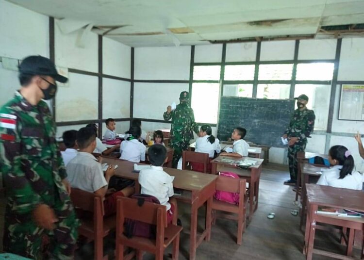 Cerdaskan Anak Bangsa Satgas Yonif 144/JY Gadik Sejarah di SDN 02 Perbatasan