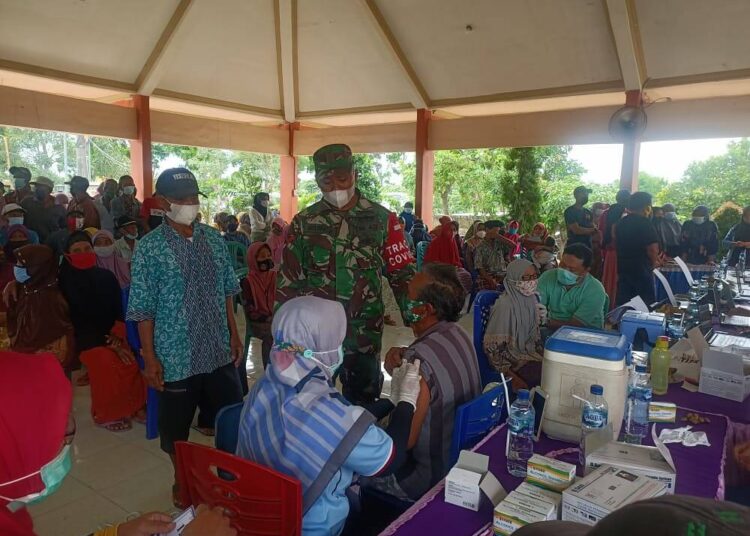 Percepat Capai Herd Immunity : Babinsa Koramil 0712/04 Tikung Dampingi Pelaksanaan Vaksinasi Bagi Warga