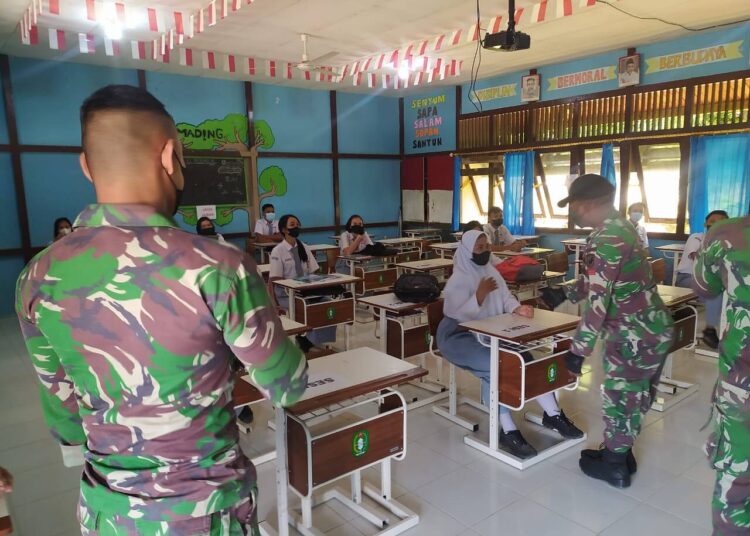 Satgas Pamtas Yonif Mekanis 643/Wns Tanamkan Wawasan Kebangsaan Dan Berikan Motivasi Kepada Siswa-Siswi SMAN 2 Sekayam