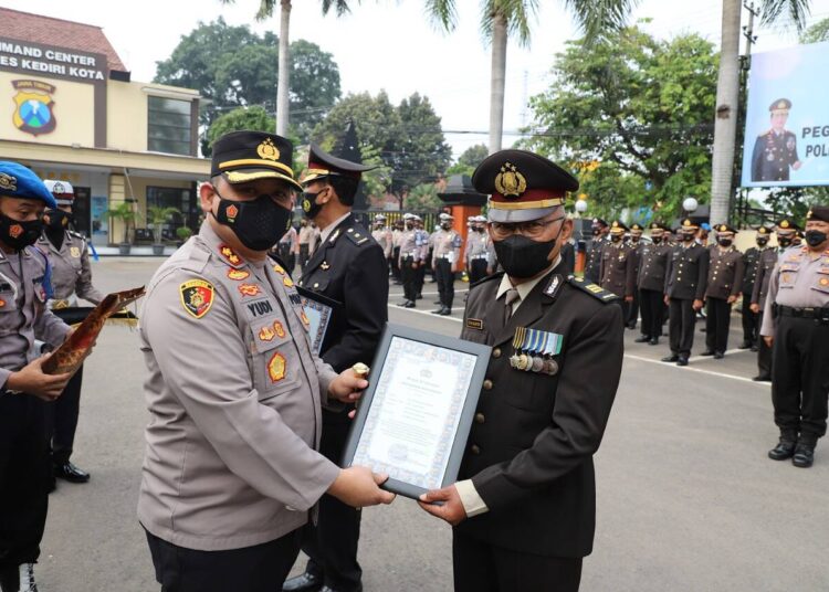59 Anggota Polres Kediri Kota Purna Bakti Dilepas Dengan Upacara Pedang Pora