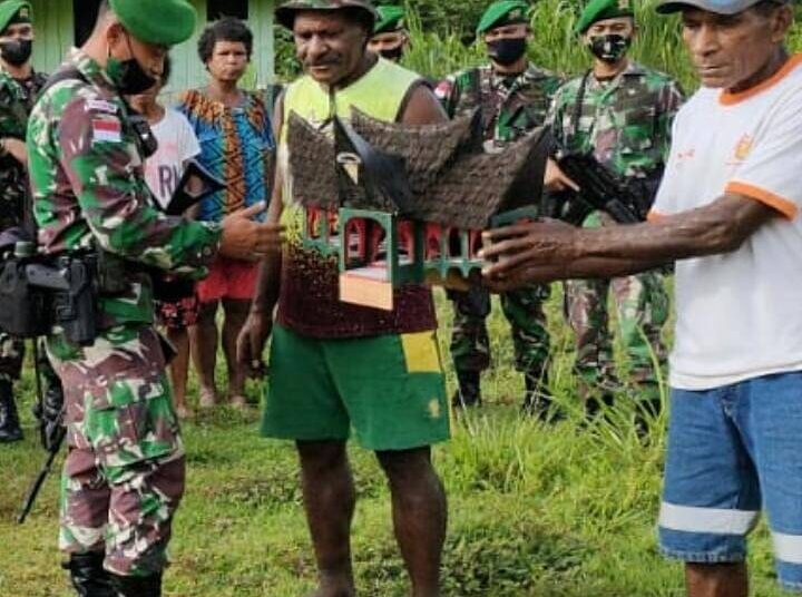 Berpamitan Dengan Warga Binaan, Satgas Yonif 131/Brs Berikan Cindera Mata Kepada Tokoh Masyarakat Di Papua