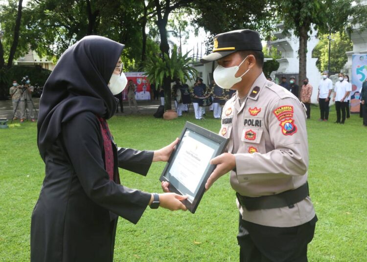 Hari Kesehatan Nasional 2021, Bupati Ipuk Beri Penghargaan Kepada Polresta Banyuwangi