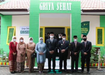 Peringati Hari Kesehatan Nasional Ke-57, Bupati Yes Serahkan Apresiasi Insan Kesehatan