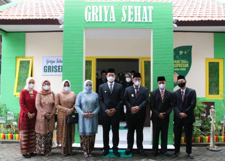 Peringati Hari Kesehatan Nasional Ke-57, Bupati Yes Serahkan Apresiasi Insan Kesehatan