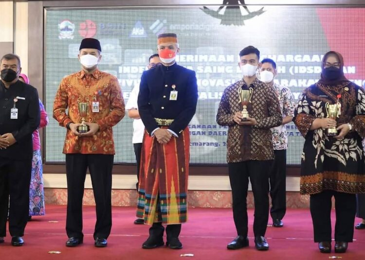 Ganjar Beri Penghargaan Kepada 14 Kabupaten/Kota Berdaya Saing Tinggi di Jateng