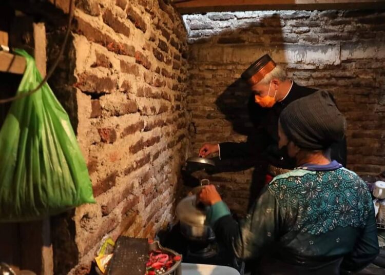 Ganjar Rehab Rumah Guru Honorer, Ibunya Nangis Minta Kasur