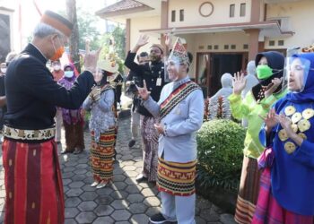 Ganjar: Tiap Tahun Kita Perjuangkan Upah Buruh, Tapi Lupa Gaji Guru Memprihatinkan