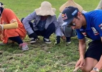 Tingkah Lucu Pembalap WSBK di Sirkuit Mandalika, Potong Rumput Hingga Mandi Air Hujan