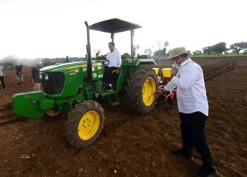 Momen Presiden Jokowi Tanam Jagung Pakai Traktor