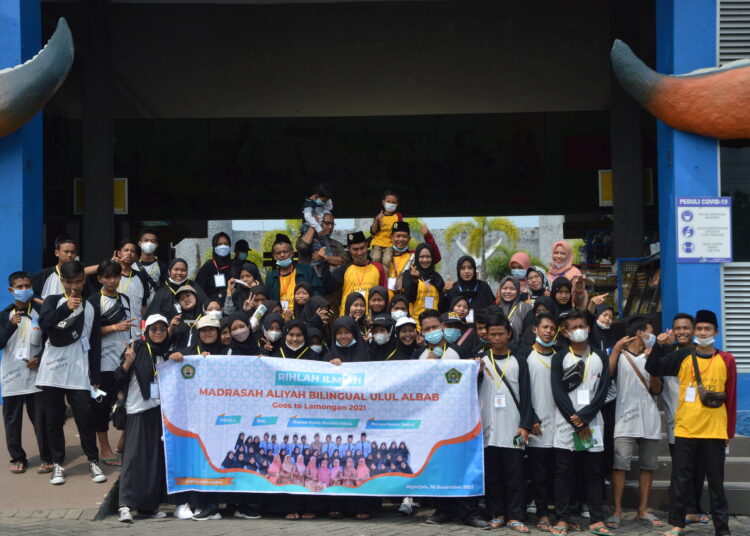 Gelar Rihlah Ilmiah, MA Bilingual Ulul Albab Nganjuk Kunjungi Unisla, WBL dan Ziarah Wali Lamongan