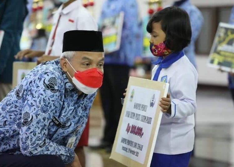 Anaknya Dapat Bantuan dari Ganjar, Seorang Ibu Tak Kuasa Menahan Tangis