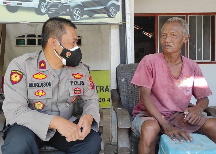 Aksi Kapolsek Mojoroto Polres Kediri Kota, Belikan Becak Baru Untuk Ponijan Yang Menjadi Korban Pencurian Becak