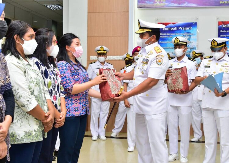 Jelang Hari Armada Ke-76 Tahun 2021, Danlantamal XIV Sorong Berikan Tali Asih kepada PHL Lantamal XIV