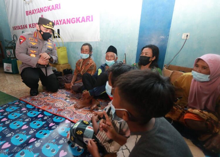 Kapolri, Bersama Gubernur dan Kapolda Jatim Tinjau Langsung Korban Bencana Erupsi Semeru