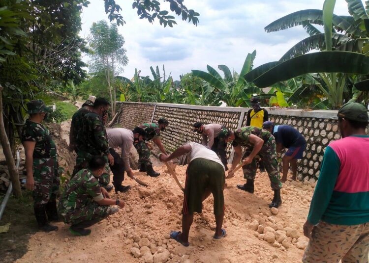 Karya Bakti TNI-Polri Dan Warga di Kecamatan Kanor Perbaiki Jalan Yang Ambles