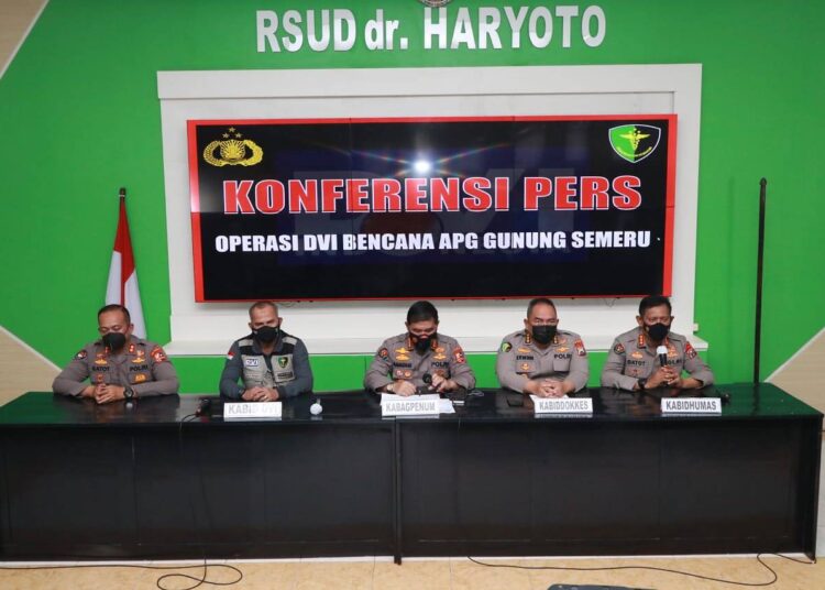 Tim DVI Mabes Polri Kembali Identifikasi 7 Jenazah Korban Semeru