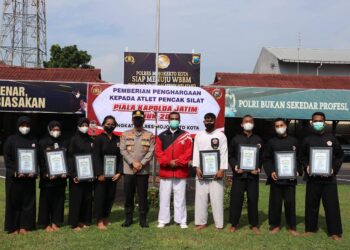 Kapolresta Mojokerto Beri Penghargaan Delapan Atlet Pencak Silat “Piala Kapolda Jatim”