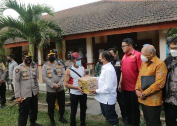 Komisi lll DPR RI Berikan Bansos di Tempat Pengungsian