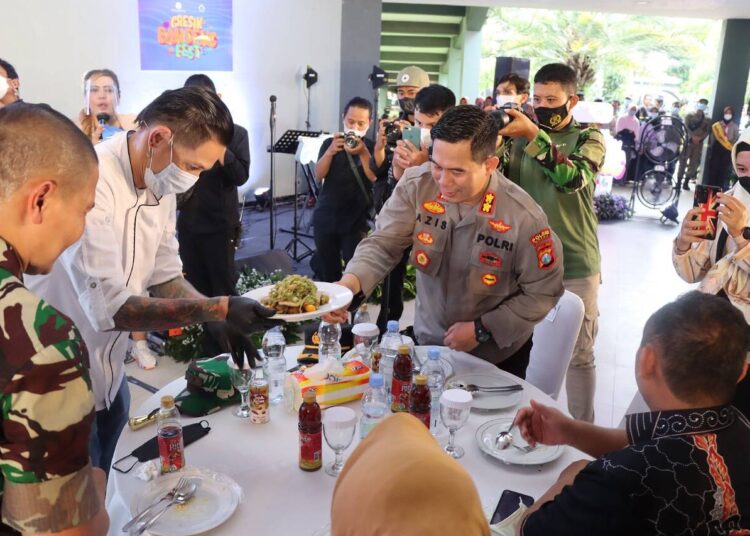 Kapolres Gresik Cicipi Bandeng Gresik Olahan Chef Juna