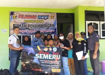Pelajar SMPN 1 Kota Kediri ikut serta berdonasi dan berbagi peduli sosial ke warga Lumajang