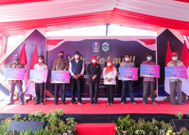 Gubernur Khofifah di Peringatan Harkannas ke-8, Tebar Benih Ikan di Perairan Lamongan Guna Restorasi Sumber Daya Laut Berkelanjutan