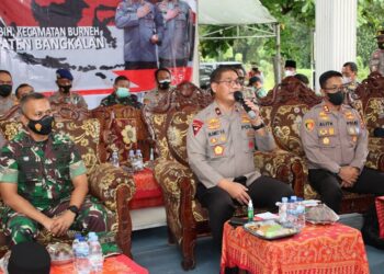 Tinjau Vaksin Serentak di Bangkalan, Wakapolda Jatim Beri Motivasi Warga dan Santri Sukseskan Vaksinasi