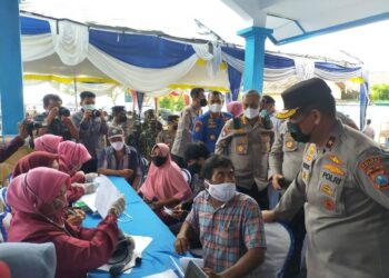 Wakapolda Jatim Apresiasi Pelaksanaan Vaksinasi Serentak Polres Sampang Di Kecamatan Pangarengan