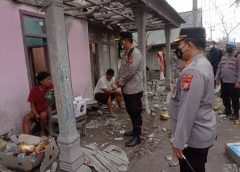 Kapolres Gresik Datangi Posko Penanggal Salurkan Bantuan Korban Bencana Semeru