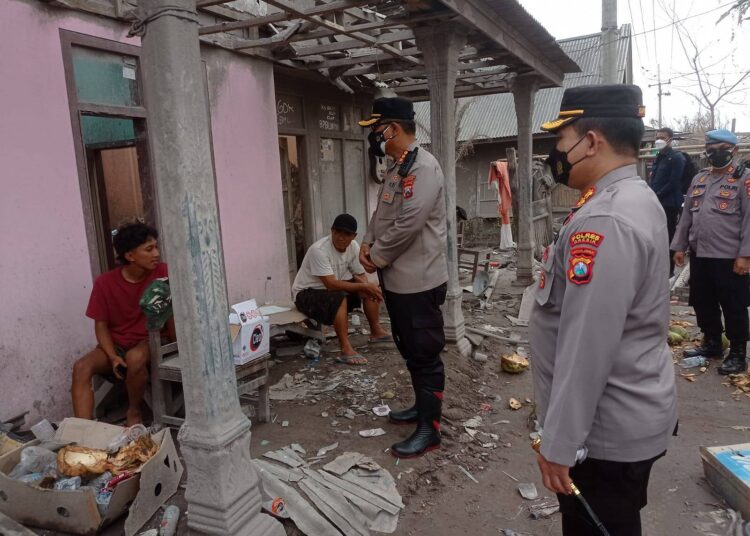 Kapolres Gresik Datangi Posko Penanggal Salurkan Bantuan Korban Bencana Semeru
