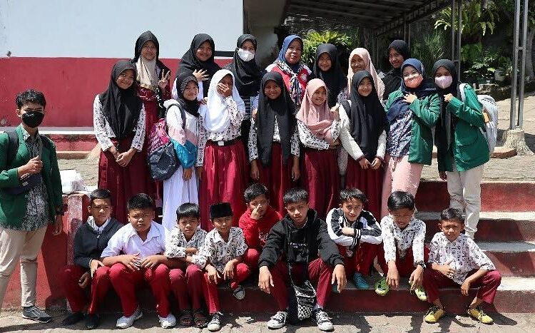 Uhamka Selenggarakan Pendidikan Konservasi di SDN Gekbrong 3