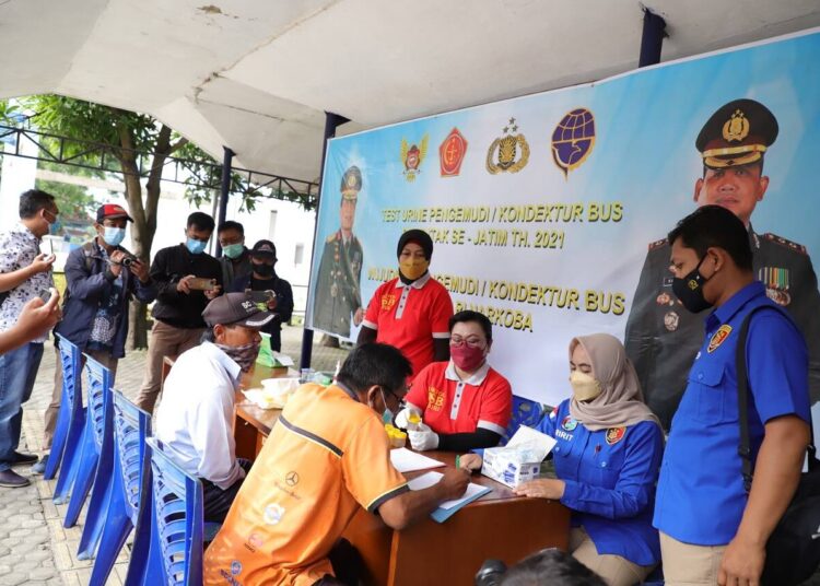 Sat Resnarkoba Polres Kediri Kota Lakukan Tes Urine Pada Supir dan Kondektur Bus Antisipasi Libur Natal 2021 Dan Tahun Baru 2022