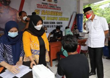 Gubernur Jateng Tinjau Vaksinasi Malam Hari di Pemalang, Warga Bisa Dapat Hadiah