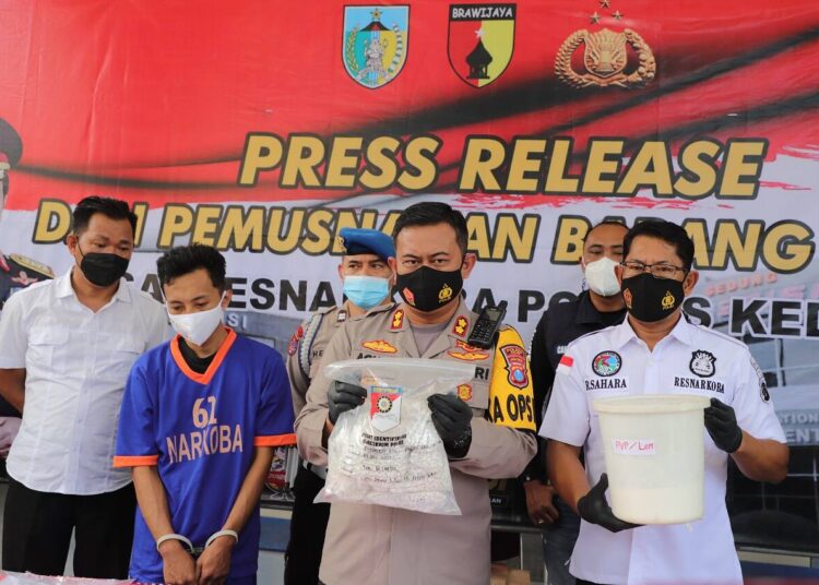 Satresnarkoba Polres Kediri berhasil menangkap seorang produsen pil narkoba di gurah