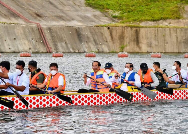 Naik Perahu Naga, Presiden Jokowi Resmikan Bendungan Ladongi