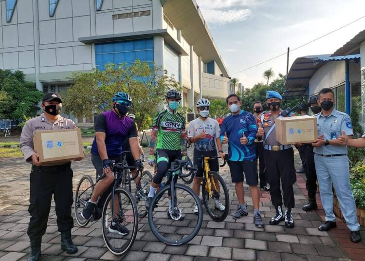 Sambangi Posko Nataru, Ganjar Bagikan Bingkisan Kepada Petugas