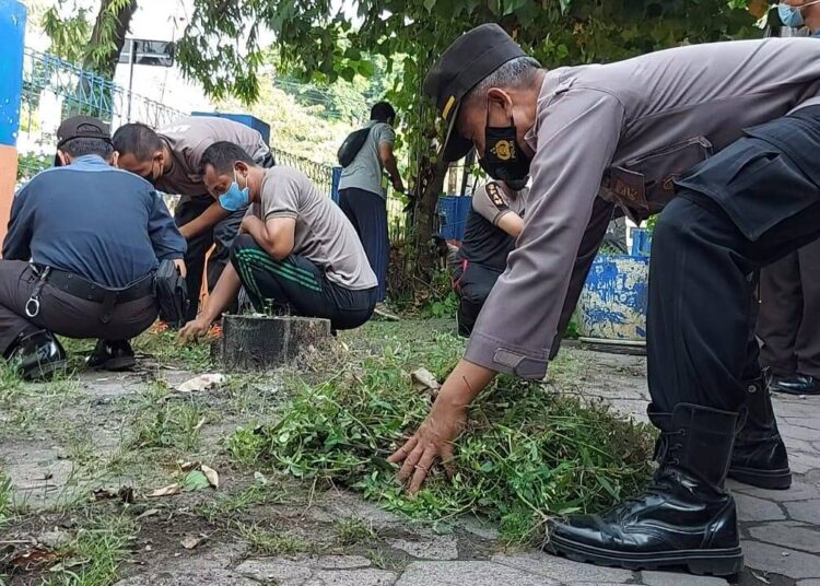 Rangkaian HUT Satpam ke-41, Sat Binmas Polres Kediri Kota Lakukan Kerja Bakti
