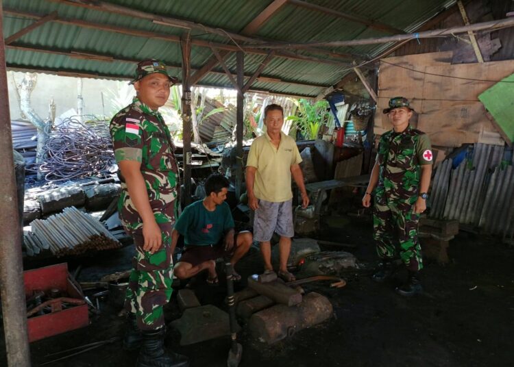 Kegiatan Anjangsana Pos Ramil Wakal-Hitu ke Rumah Seorang Pandai Besi di Desa Wakal