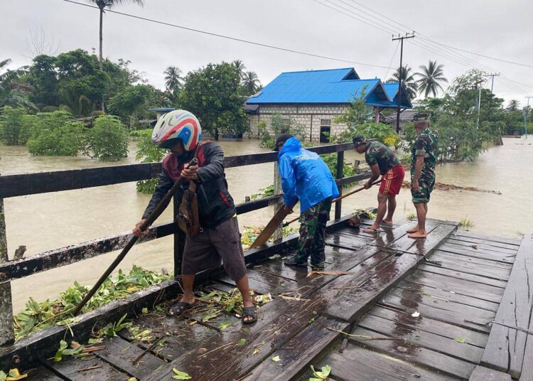 Koramil 1701-11/Nimboran Bantu Warga Terdampar Banjir