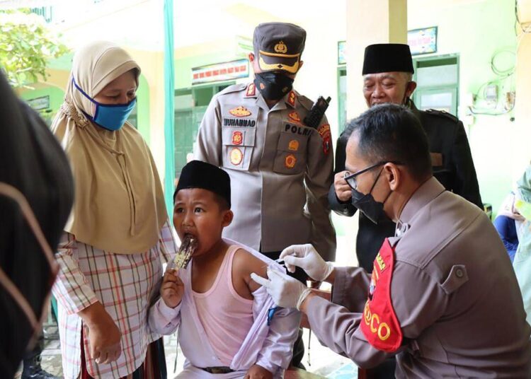 Tinjau Vaksinasi Anak, Kapolres AKBP Muhammad Ajak Bercanda dan Beri Motivasi Anak Saat Divaksin