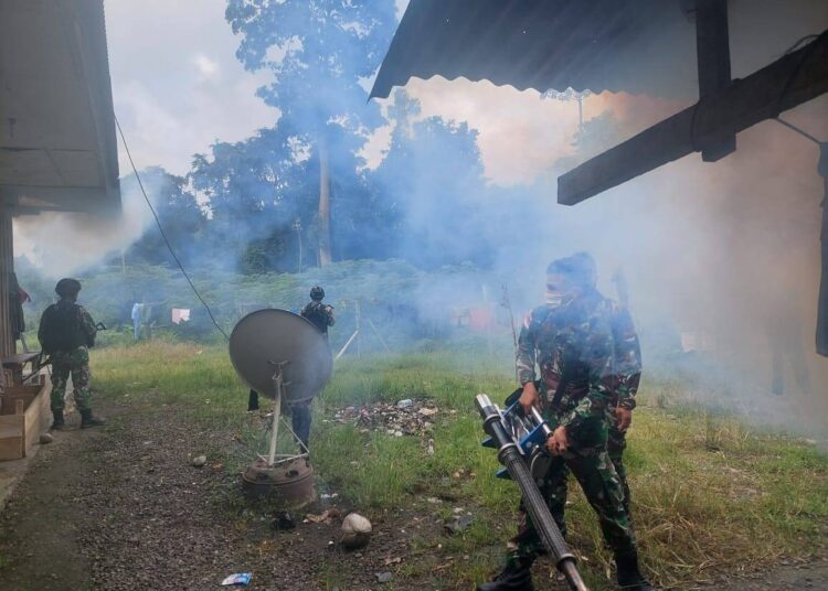 Cegah Penyakit Malaria, Satgas Yonif 126/KC Laksanakan Fogging ke Rumah-Rumah Warga Perbatasan